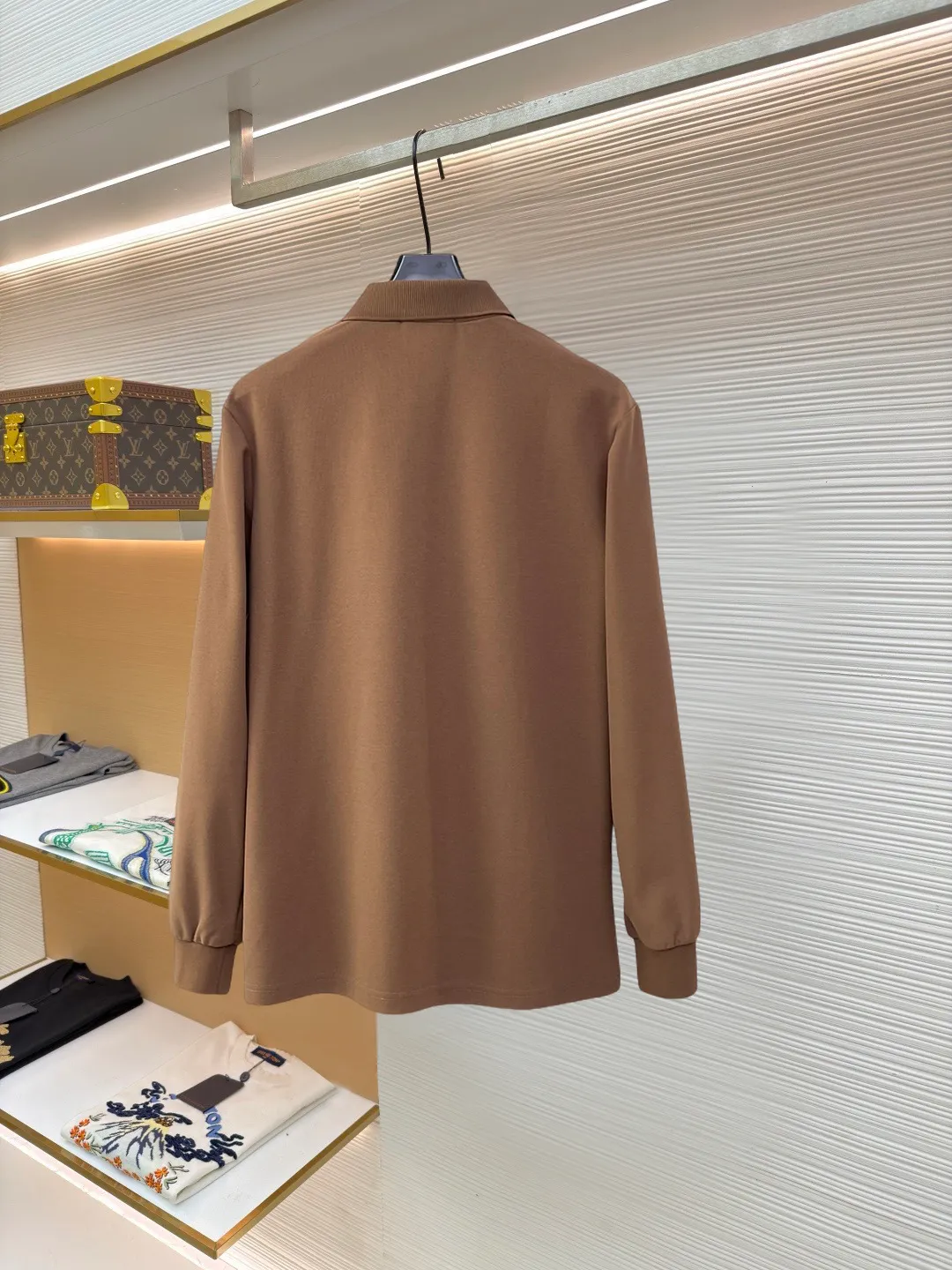 LP New Arrival long-sleeved Polo shirt, original fabric, official Same Style, made of pure cotton pique fabric, custom-made in the same vat, feels very comfortable and smooth, very wide and stylish, produced by factory for first-line brands, imported Behringer embroidery machine, embroidery is full and textured, collar and collar ribs are woven with imported yarn, does not deform after long-term wear, the most New Arrival style in autumn and winter, fashionable and individual Super Versatile and good-looking. It is very suitable for both men and women. It is a must-have for everyone. Size: M-XXXL
